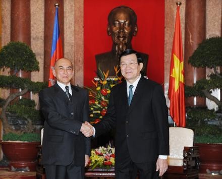 Leaders meet with Cambodian King  - ảnh 1